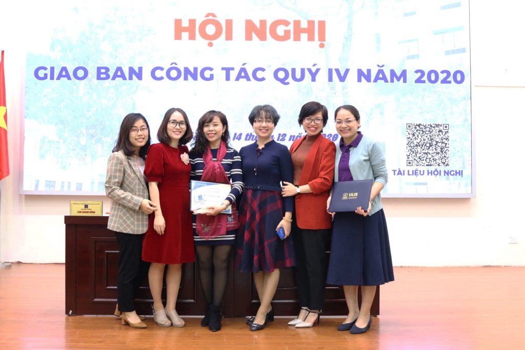 Cô Phạm Hoàng Long Biên (thứ 2 từ phải sang) nhận khen thưởng