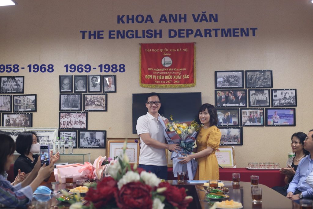 Khoa sư phạm tiếng Anh tặng hoa cảm ơn nguyên Trưởng khoa TS. Vũ Hải Hà
