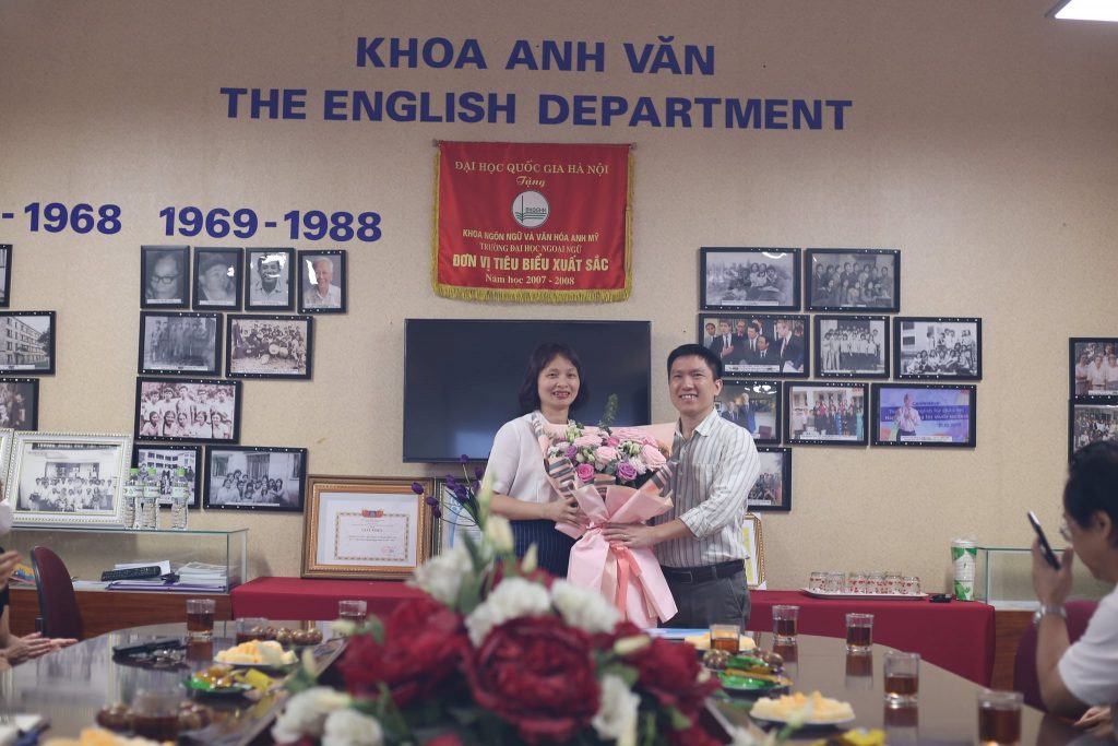 Khoa sư phạm tiếng Anh tặng hoa chào mừng tân Trưởng khoa TS. Nguyễn Thị Hồng Nhung