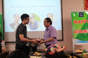 Thầy Vũ Hải Hà thay mặt khoa SPTA có món quả nhỏ thân tặng thầy Phạm Đăng Bình.