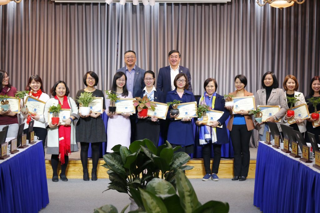 Cô Giang Thị Trang (thứ 2 từ trái sang) nhận khen thưởng từ Hiệu trưởng, Phó hiệu trưởng