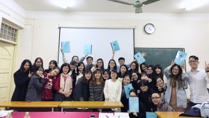 Các thầy cô và sinh viên tham dự ngày hội NCKHSV CLC