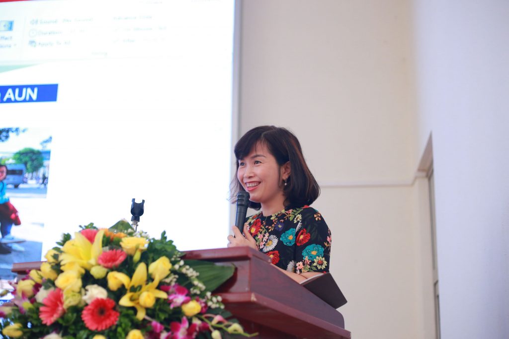 ThS. Phùng Thị Kim Dung báo cáo tổng kết mảng Đào tạo