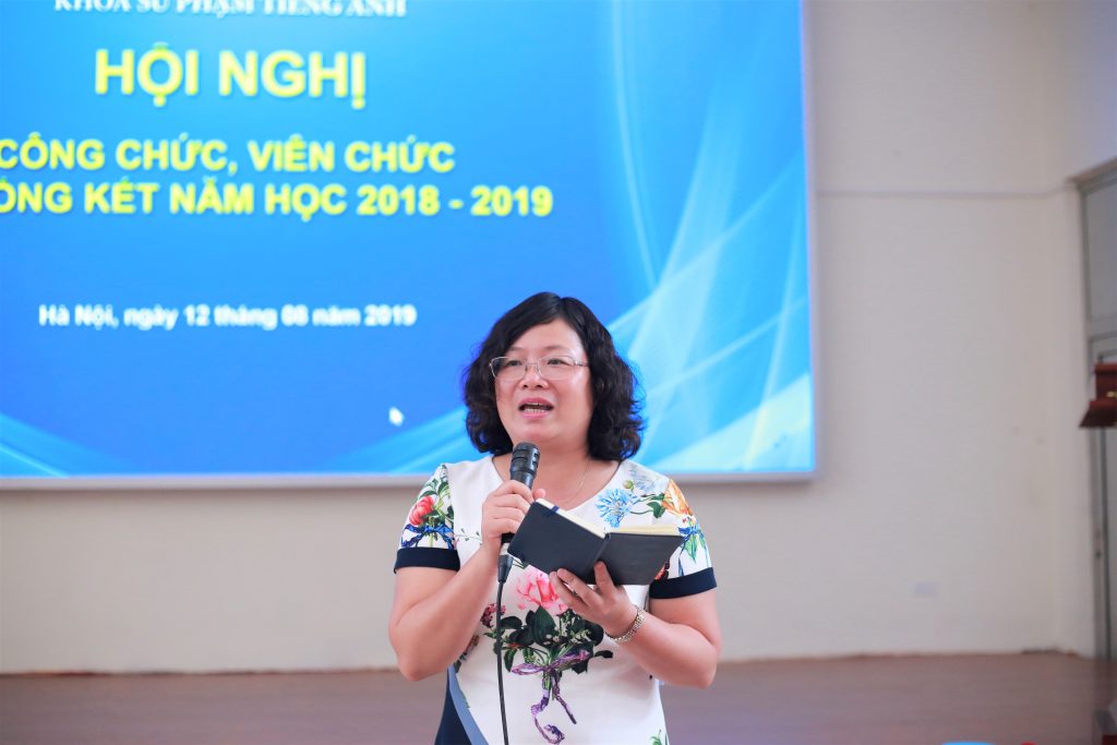Cô Hoàng Thị Hồng Hải thay mặt Tổ Tiếng Anh 2 bày tỏ ý kiến