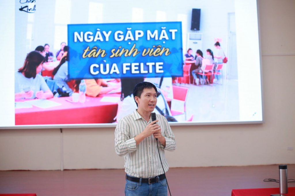 Thầy Nguyễn Tuấn Anh phát biểu tại buổi gặp mặt