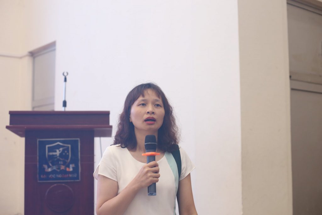 Cô Nguyễn Hồng Nhung - Trưởng Khoa SPTA tiếng Anh phát biểu tổng kết mảng Nhân sự