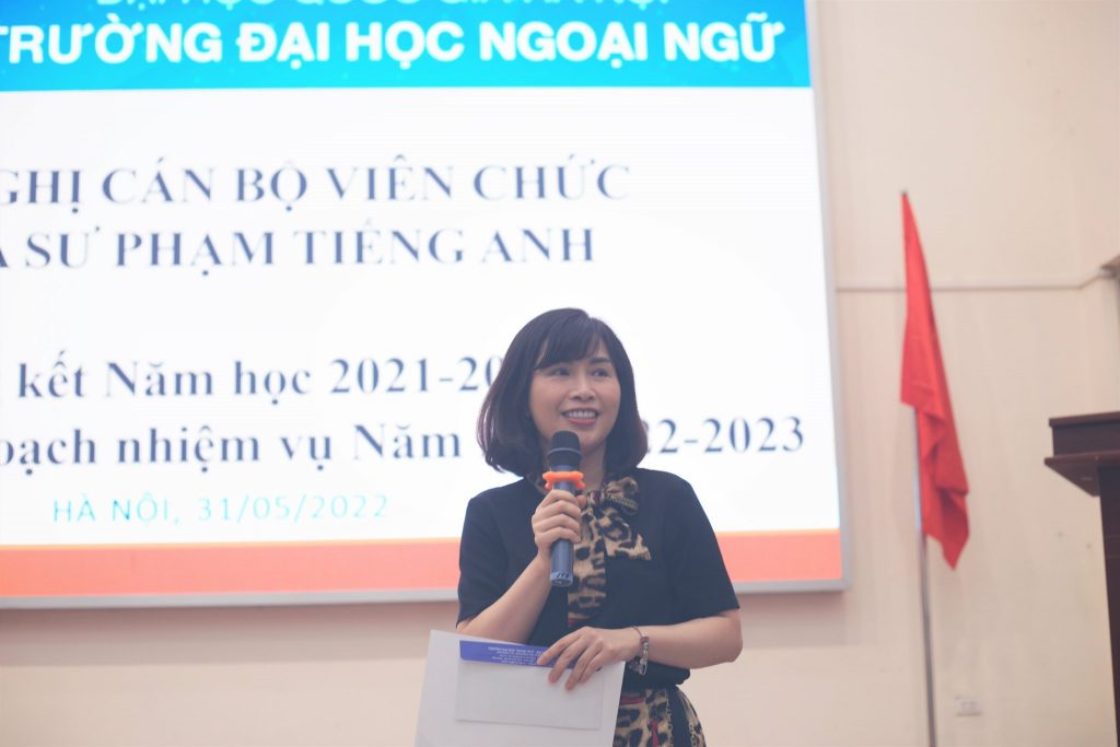 Cô Phùng Thị Kim Dung - Phó trưởng Khoa SPTA tiếng Anh phát biểu tổng kết mảng Đào tạo