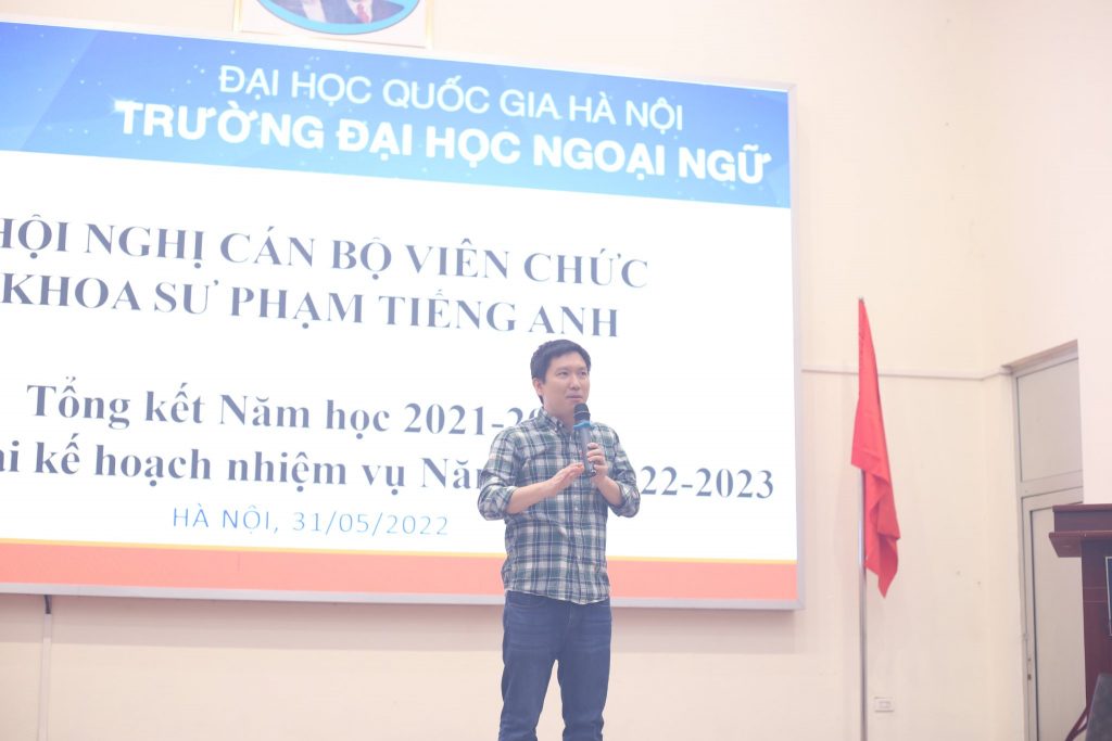 Thầy Nguyễn Tuấn Anh - Phó trưởng Khoa SPTA tiếng Anh phát biểu tổng kết mảng NCKH và công tác SV